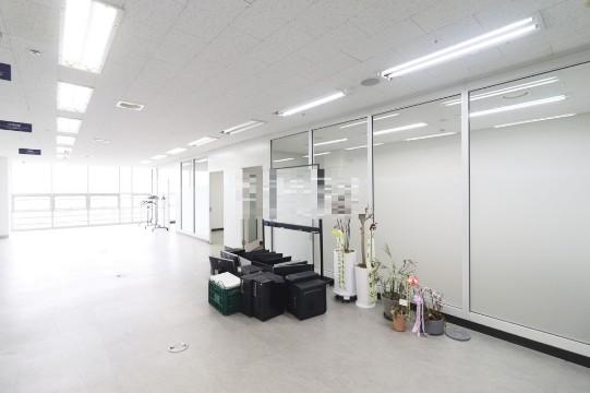 실면적44평 / 초역세권 / 인테리어깔끔 / 유리룸3칸 / 천장형냉난방기