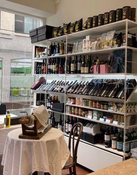 이태원동 장진우거리, 다양하게 이용 가능한 주류판매점