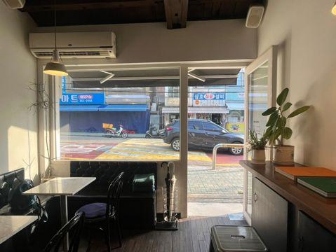 북아현동 깔끔한 시설, 단골 손님 많은 카페