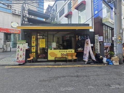 홍대레드로드 위치 유동인구 많은 통유리 전면노출 광고효과 좋음 