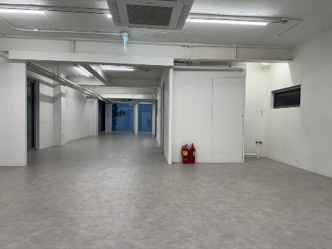 “강남 중심지 1층 매물, 모던 감성 + 즉시 입주 가능”