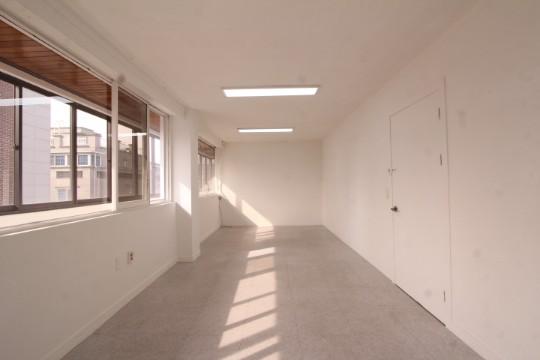 ● 채광좋은 화이트톤 매력넘치는 사무실