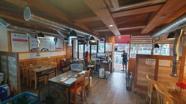 길동역 도보 5분 거리 대로변에 위치한 노출 좋은 고깃집