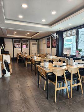 대로변 코너에 위치하여 가시성이 좋은 한식집