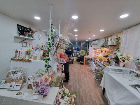시흥동 대로변 건물에 위치한 꽃집