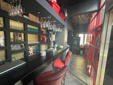 이태원 메인거리 인근 골목에 위치한 2층 바 매장