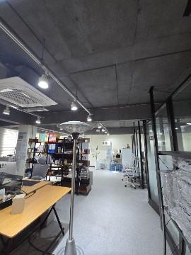 깨끗하고 인테리어 완비된 사무실
