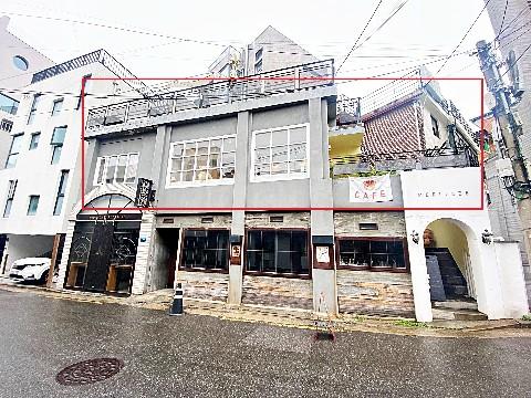 연남동 꽃길 루프탑 있는 2층 카페.