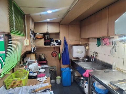 대학동 고시촌 대로변 코너에 위치한 단골손님 많은 업력 12년 차 치킨집
