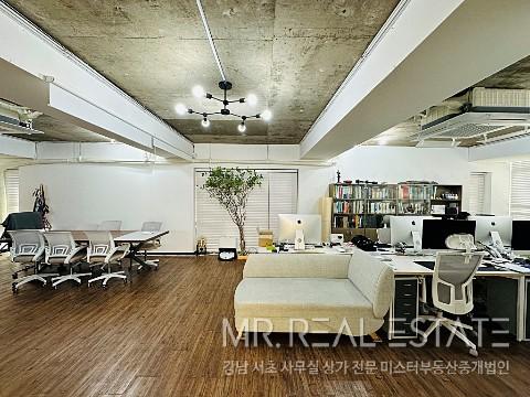 내부 인테리어 최상, 오픈형천장, 근무 환경 매우 좋음