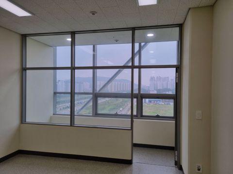 청라 버스정류장 바로 앞 지식산업센터 내 사무실