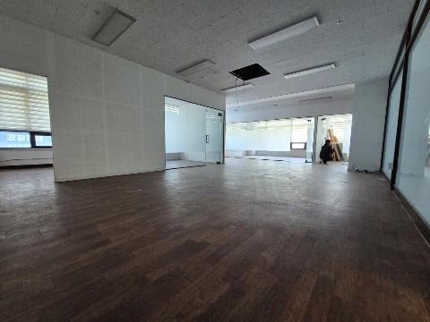 전용면적 51p. 상업지구 유동인구 많은 상가입니다. 자주식주차.