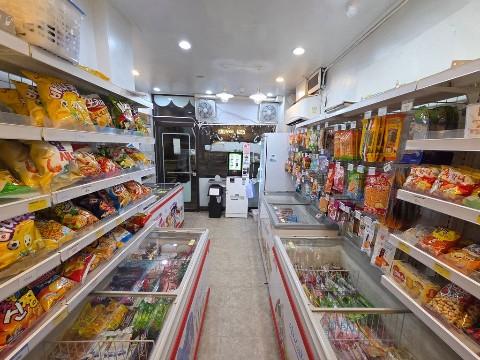 대로변 버스정류장 앞에 위치한 무인아이스크림 매장입니다! 