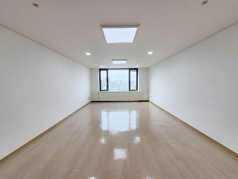 13평 규모 넓은 평수의 전망좋은 사무실 입니다. 