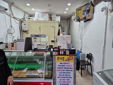 제기동 대로변에 위치한 정육점
