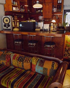 망원동 복합상권에 위치한 BAR