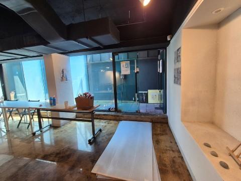 썬큰 구조의 채광이 가능한 쾌적한 지층 