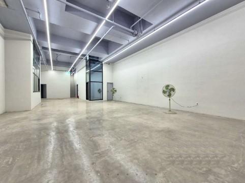 층고 탁 트인 세련된 오피스 🚀 럭셔리 화장실은 덤