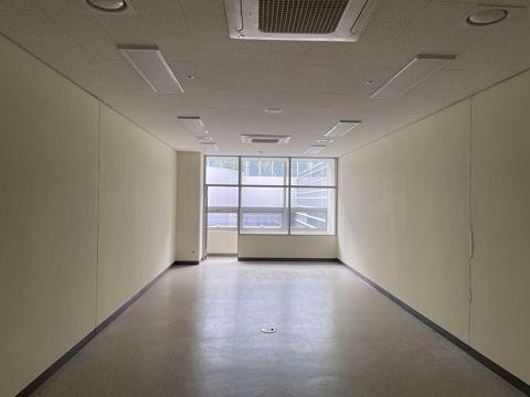 청라 버스정류장 바로 앞 지식산업센터 내 사무실