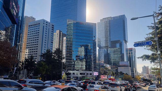 강남역 사거리 코너에 위치한 랜드마크 건물 사무실