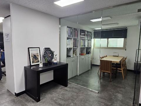 내부 깔끔하고 위치좋은 사무실 내놓습니다.
