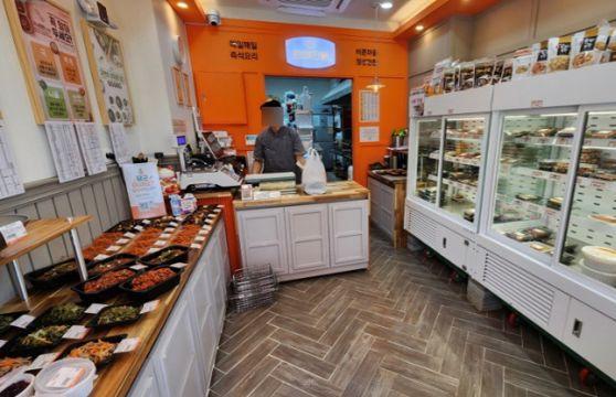 수색동 단지내 상가에 위치한 반찬 판매점