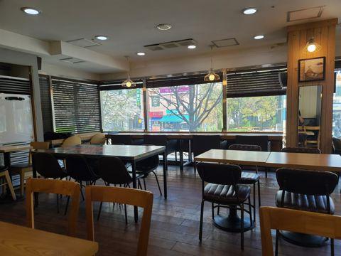 공릉동 화랑대역 역세권, 역 가는 길 위치해 유입 고객 많은 카페
