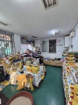 대로변 앞 마을버스 승강장 코너 건물