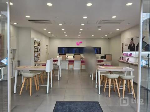 횡단보도 앞 이동통신점