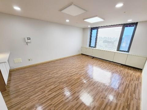 10평규모의 서향 전망나오는 사무실 입니다. 