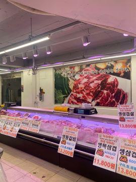 시장 초입에 위치한 정릉동 정육식당
