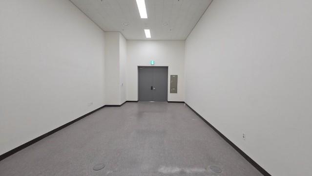 하역이 편리한 지하창고 