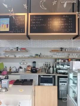 통창으로 인테리어가 예쁜 카페