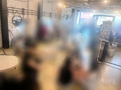 건물 통으로 쓰는 카페