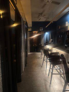 평촌역 도보 3분 거리에 위치해 접근성 좋은 모던 bar 임대