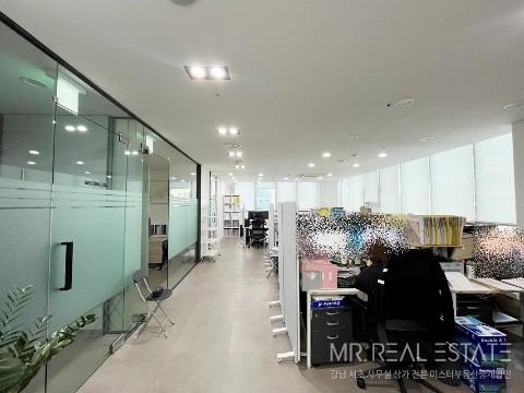 논현역1분 초역세권 단독층 빠른입주 대로변코너 무권리화이트톤인테리어
