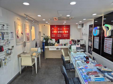 망우동 대로변에 위치한 이동통신점