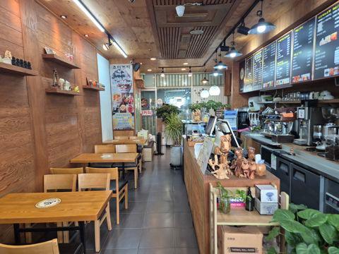 성내동 도로변 오피스 상권의 카페