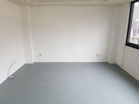 대학가 상권에 위치한 2층 상가 임대