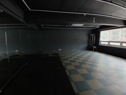 대단지 앞 35평, 널찍한 현관 구조에 냉난방 시설 완비, 깔끔한 건물