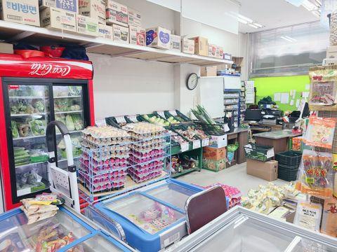 신사동 주거밀집지역 단지내 상가에 위치한 마트