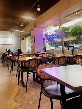 망원시장입구 대로변 전면 가로형 통창 눈에 띄이는 음식점