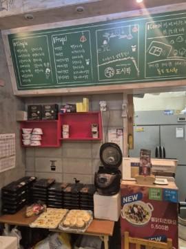 연매출  최소 3억5천만 원에서 4억 원 사이의 서울 중심지 도시락체인