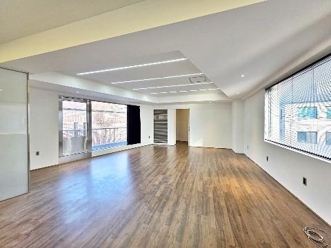 ✅ 장난 아닌 채광 ✅ 장난 아닌 가성비 ✅ 신사동에 이런 곳이?