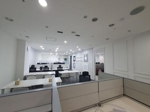 실면적 50평 / 인테리어깔끔 / 월세저렴 / 전망우수 / 천장형냉난방기