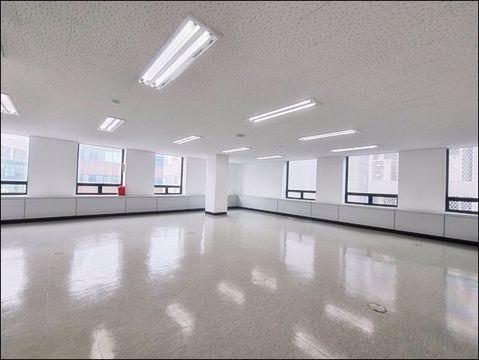 교대역 도보 1분 이내 위치 건물 내 외부 정말 깔끔한 사무실 임대