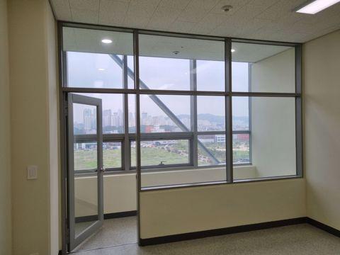 청라 층고 높고 채광 좋은 지식산업센터 내 사무실