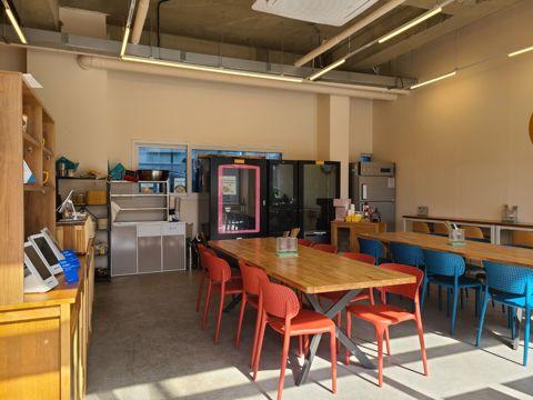 성산동 대로변에 위치한 음식점