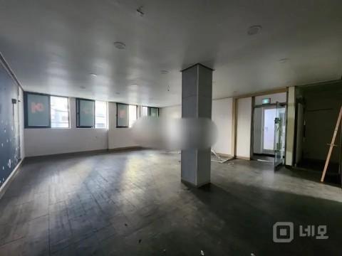 대로변 버스정류장 옆/시장근처 유동인구많아/ 공용주자창