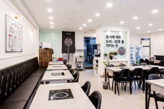 수택동 상가 밀집 지역의 닭전문 음식점